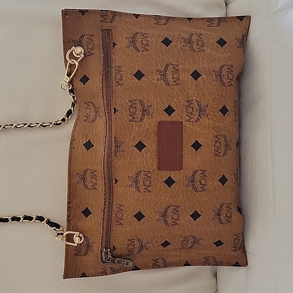 Designer crossbody pouch, it’s really nice.